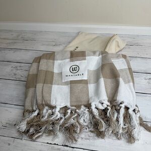 Wantable Tan and White Checkered Throw Blanket